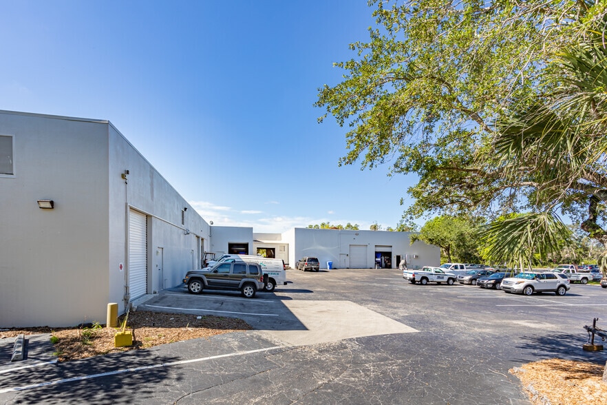 More Photos Of 10105 Amberwood Rd, Fort Myers Showroom For Lease