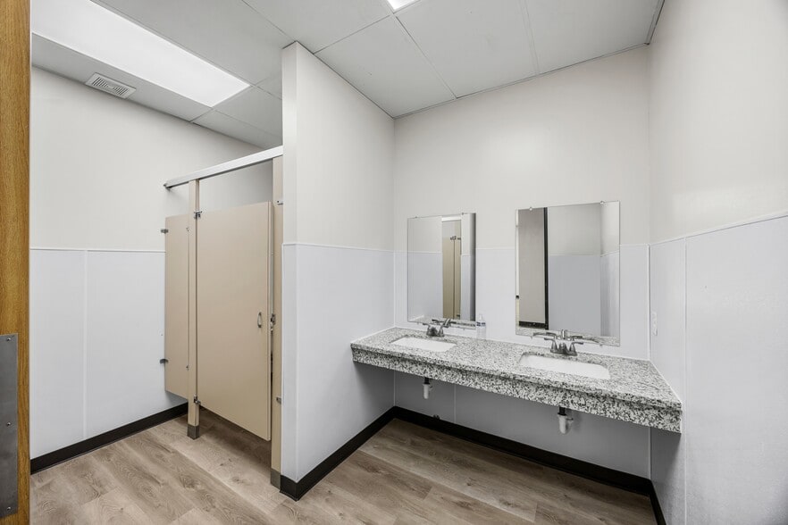 More Photos Of 11950 Alief Clodine Rd, Houston Light Distribution For Lease