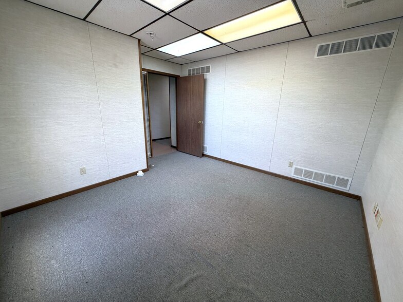 More Photos Of 305 N Mason St, Carrollton Office For Sale