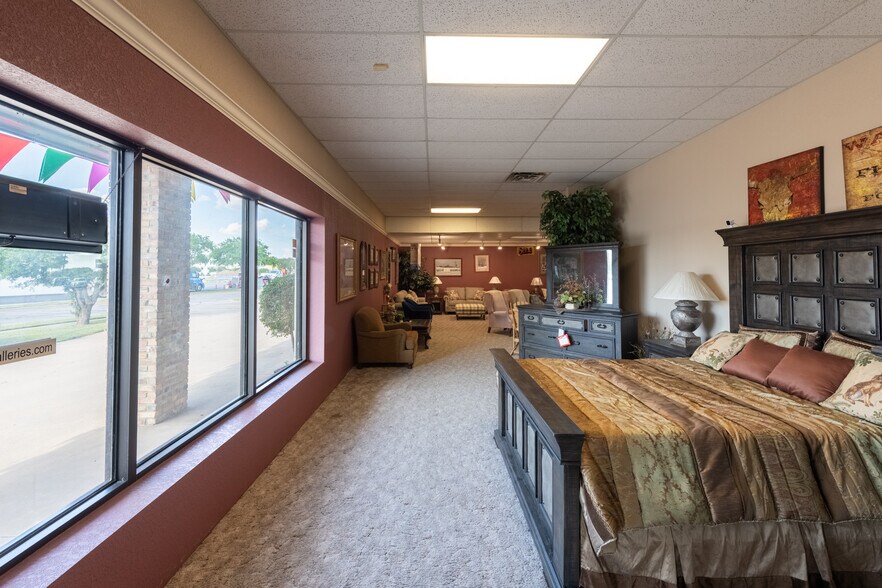 More Photos Of 2515 E Montgomery Pl, Wichita Falls Freestanding For Sale