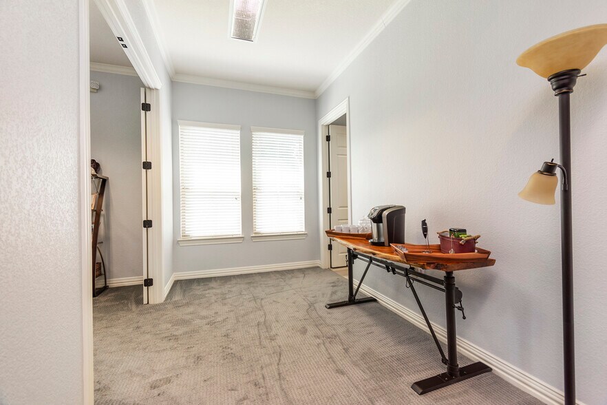 More Photos Of 7633 Bellaire Dr S, Fort Worth Medical For Sale