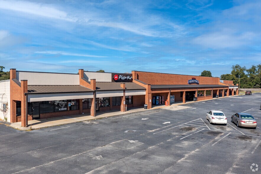 Primary Photo Of 140 W Dykes St, Cochran Supermarket For Lease