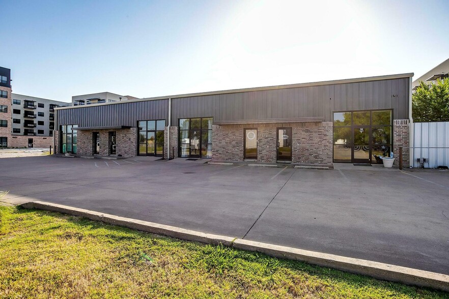 Primary Photo Of 138 N Wilson St, Burleson Showroom For Lease