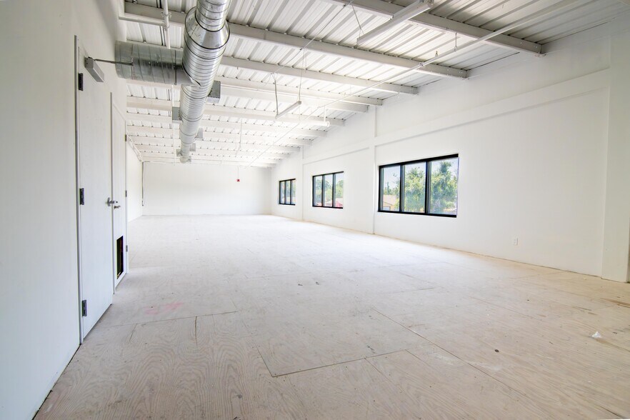 More Photos Of 2450 5th Ave S, Saint Petersburg Manufacturing For Lease