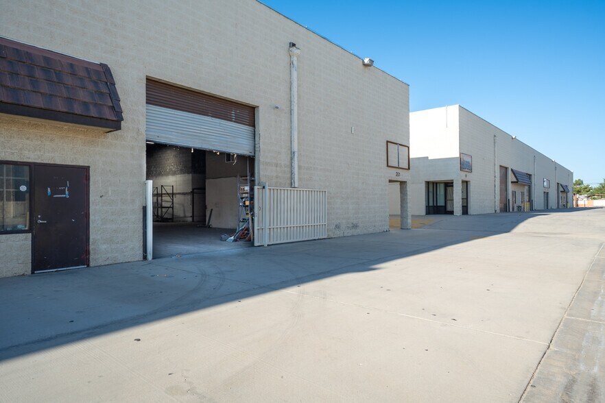 More Photos Of 39360 3rd St E, Palmdale Warehouse For Lease