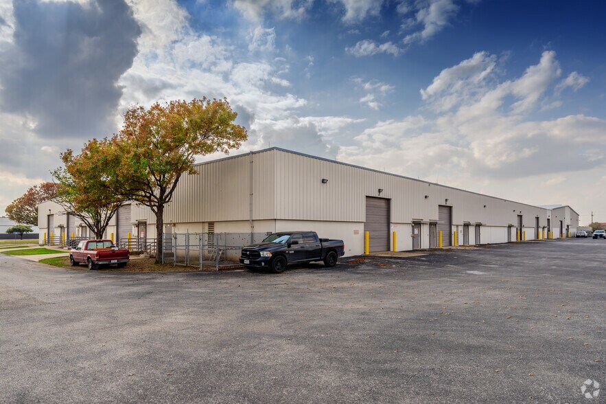More Photos Of 709 Raymond Medina St, San Antonio Warehouse For Lease