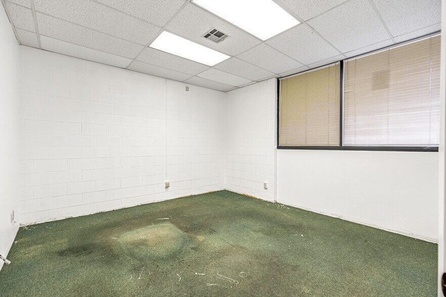 More Photos Of 2727 N Grove Industrial Dr, Fresno Warehouse For Sale