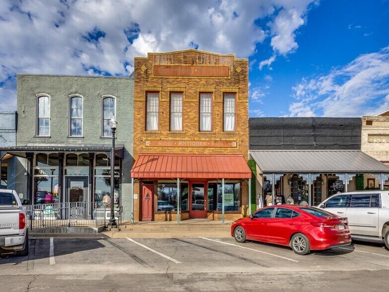 More Photos Of 106 W Main St, Pilot Point Storefront For Lease