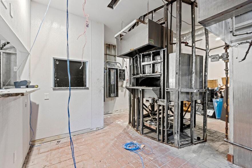 More Photos Of 262 Pharr Rd NE, Atlanta Restaurant For Lease