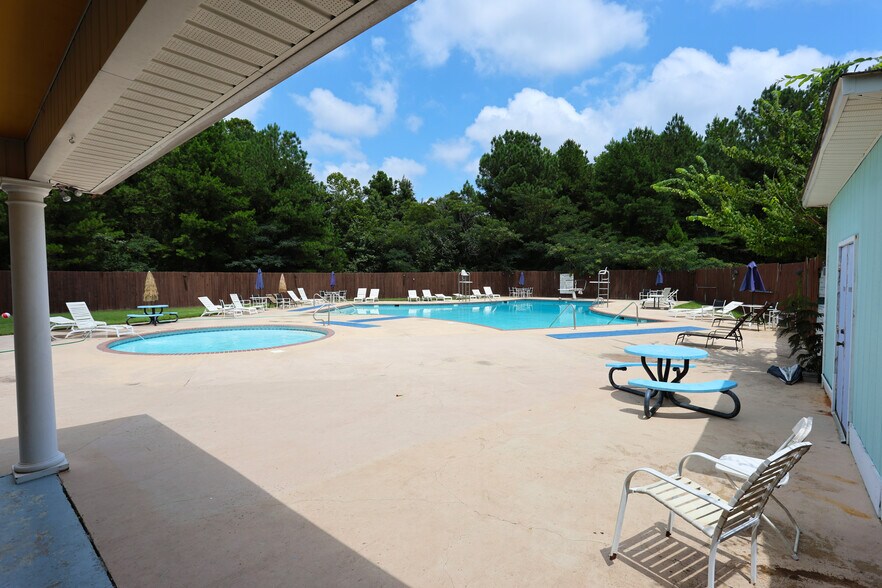 More Photos Of 3903 S Lamar Blvd, Oxford General Retail For Sale