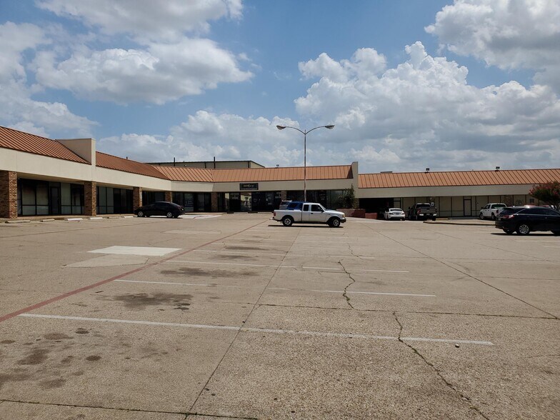 More Photos Of 6809 McCart Ave, Fort Worth Unknown For Lease