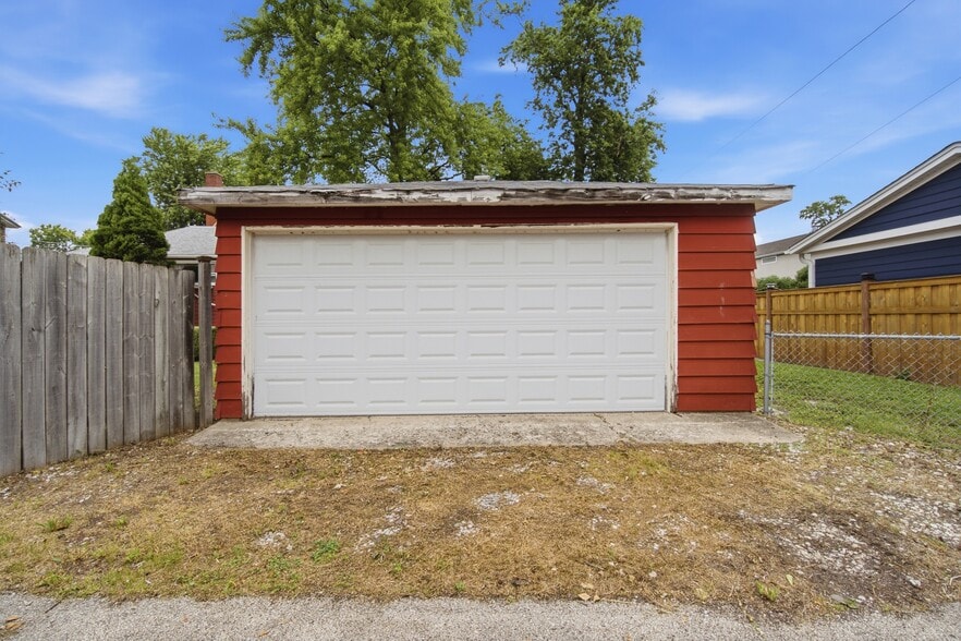 More Photos Of 6240 N Avondale Ave, Chicago Specialty For Sale