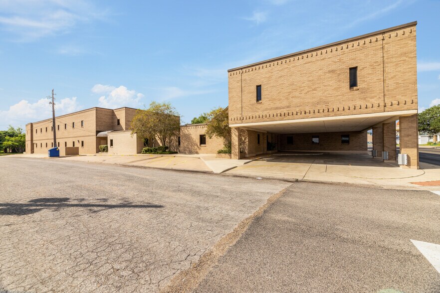 More Photos Of 208 E Houston St, Beeville Office For Sale
