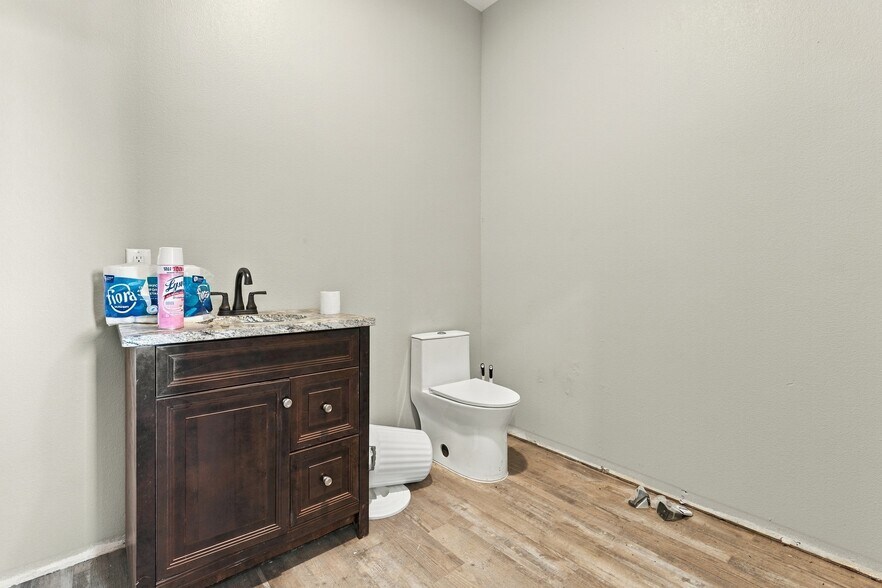 More Photos Of 1801 13th St, Levelland Light Distribution For Sale