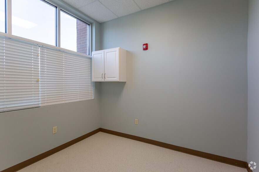 More Photos Of 2315 W Arbors Dr, Charlotte Medical For Lease
