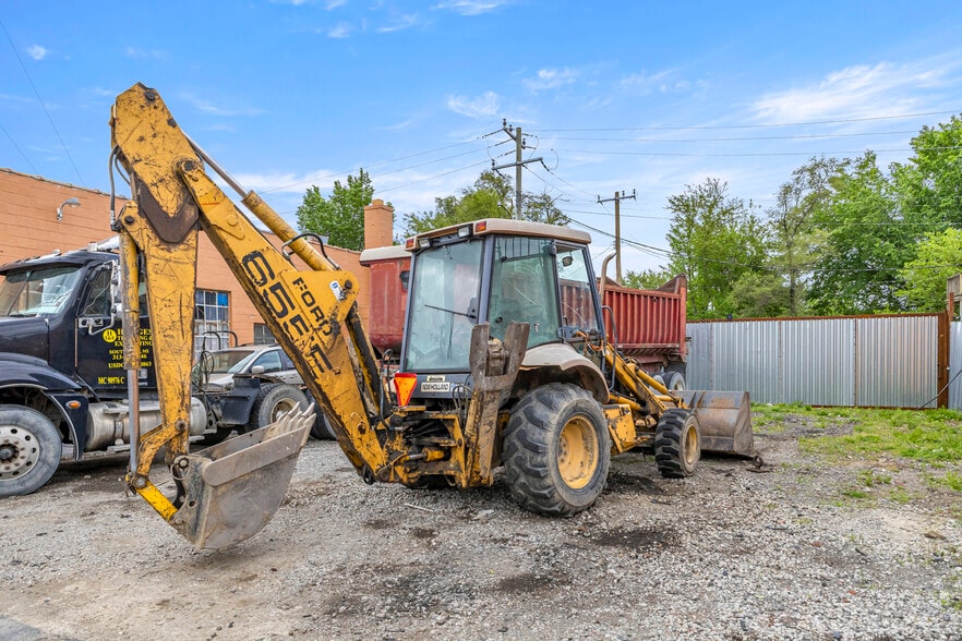 More Photos Of 8301 W Chicago, Detroit Flex For Sale