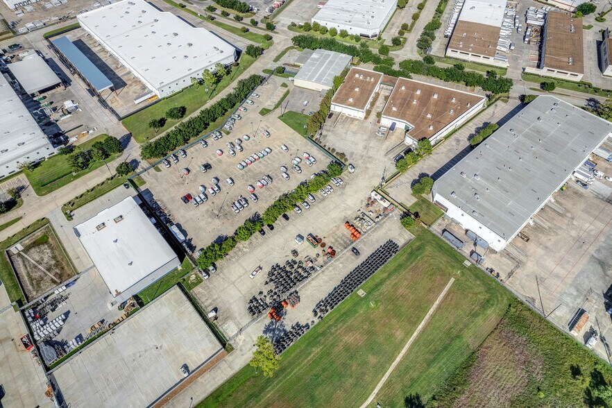 More Photos Of 16503 Air Center Blvd, Houston Warehouse For Lease