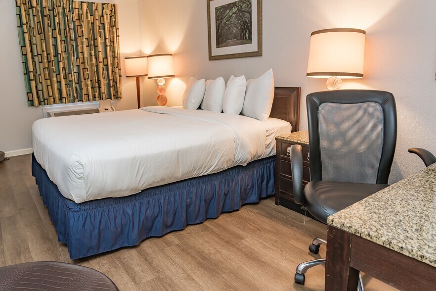 More Photos Of 2044 E Van Buren, Eureka Springs Hotel For Sale