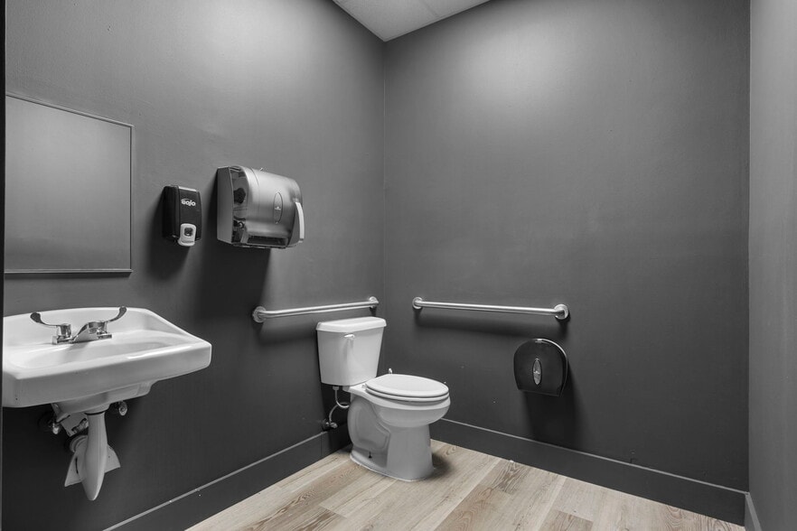 More Photos Of 7620 NW 25th St, Miami Distribution For Sale