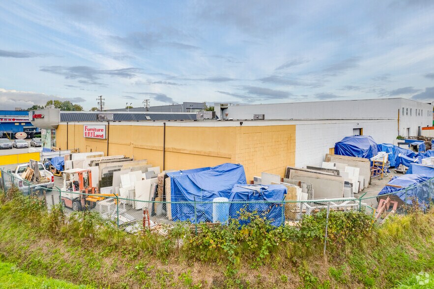 More Photos Of 12180 Bridgeport Rd, Richmond Storefront For Sale