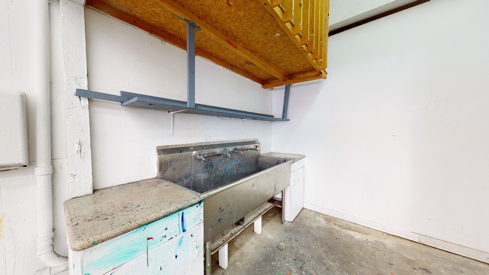 More Photos Of 13031 Montana Ave, Los Angeles Freestanding For Lease