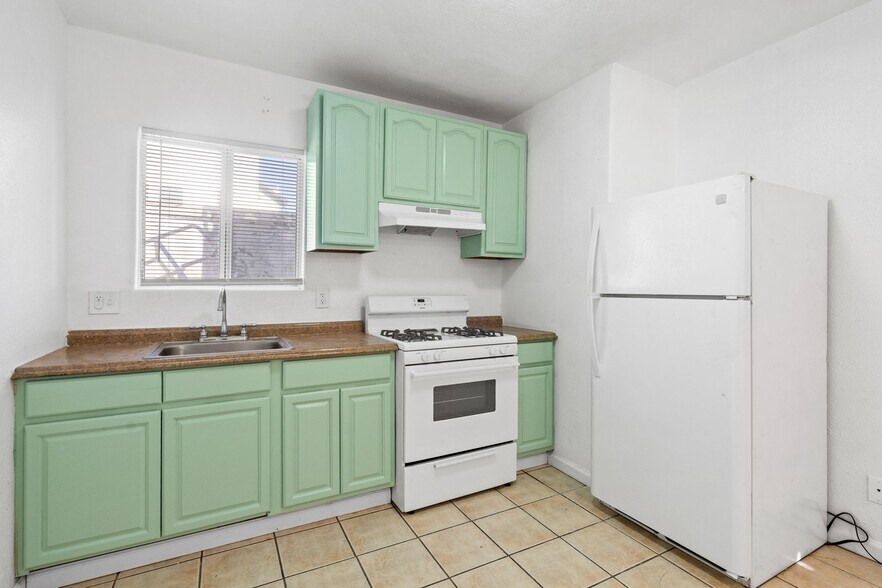 More Photos Of 405-411 1/2 E Esther St, Long Beach Apartments For Sale