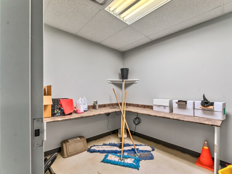 More Photos Of 1276 Trans Canada Way SE, Medicine Hat Showroom For Sale