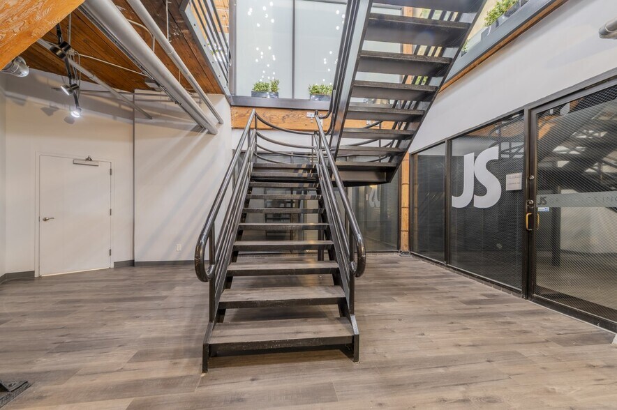 More Photos Of 520 W Erie St, Chicago Office For Sale