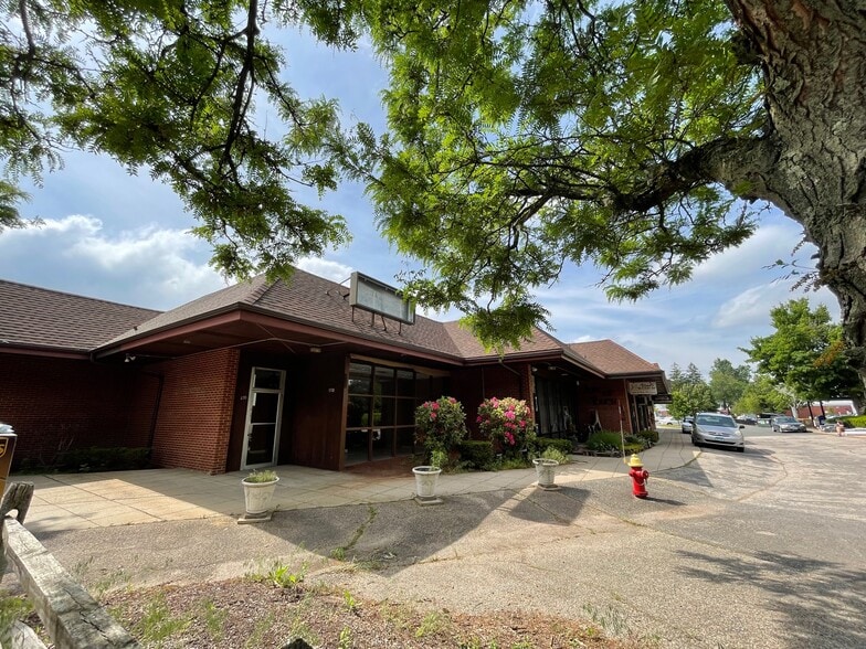More Photos Of 154 Market Sq, Newington Storefront Retail Office For Lease