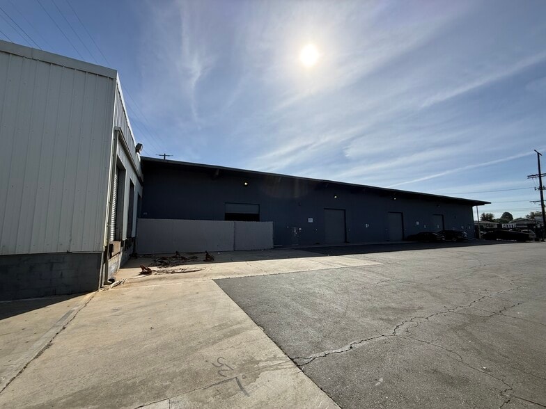 More Photos Of 7535 Woodman Pl, Van Nuys Warehouse For Lease