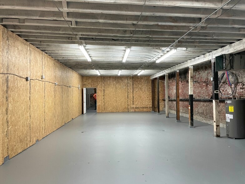 More Photos Of 411 2nd Ave Ext S, Seattle Storefront For Lease