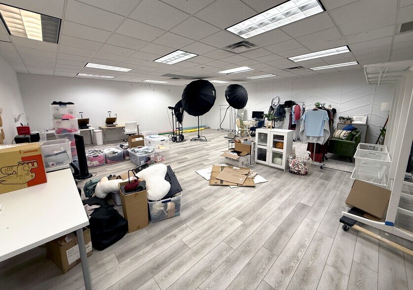 More Photos Of 2927-2951 Oak Lake Blvd, Midlothian Light Distribution For Lease