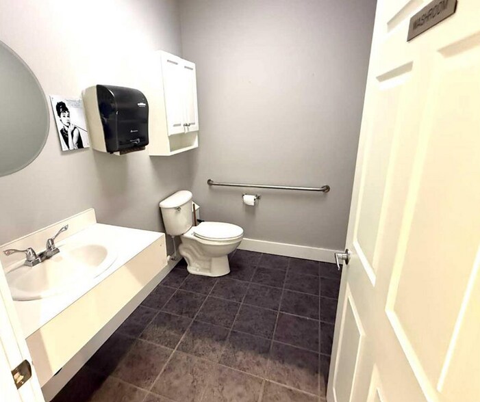 More Photos Of 5212 48 St, Red Deer Office For Lease