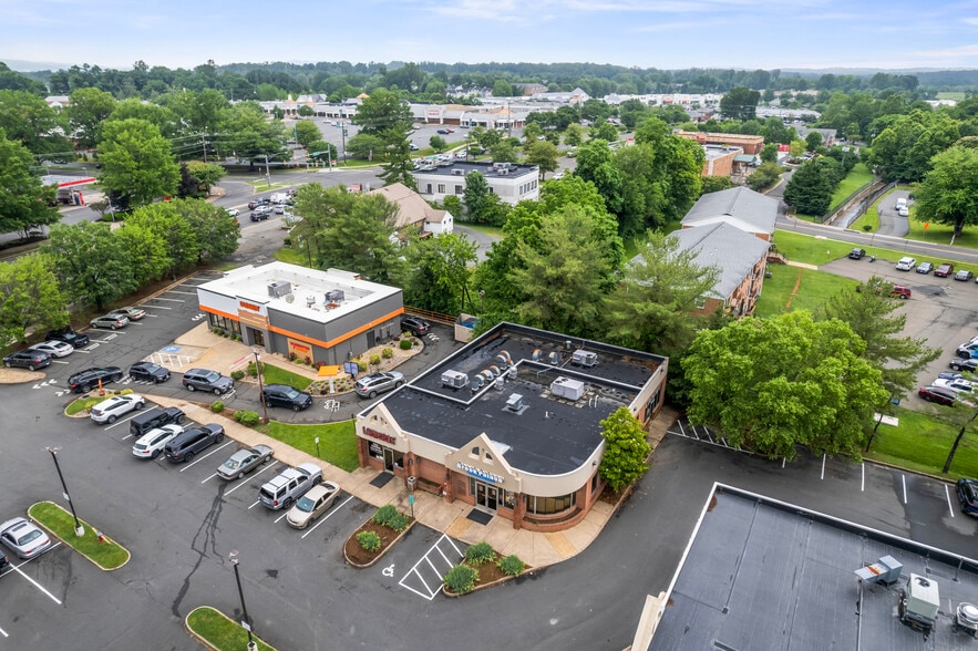 More Photos Of 322-323 W Lee Hwy, Warrenton Freestanding For Lease