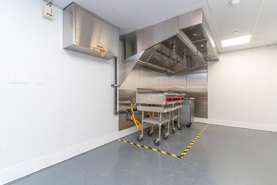 More Photos Of 102-110 Commerce St, Brooklyn Restaurant For Lease