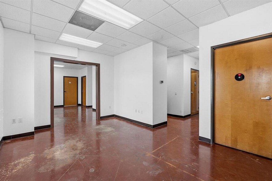 More Photos Of 2100 E Highway 290, Dripping Springs Flex For Lease
