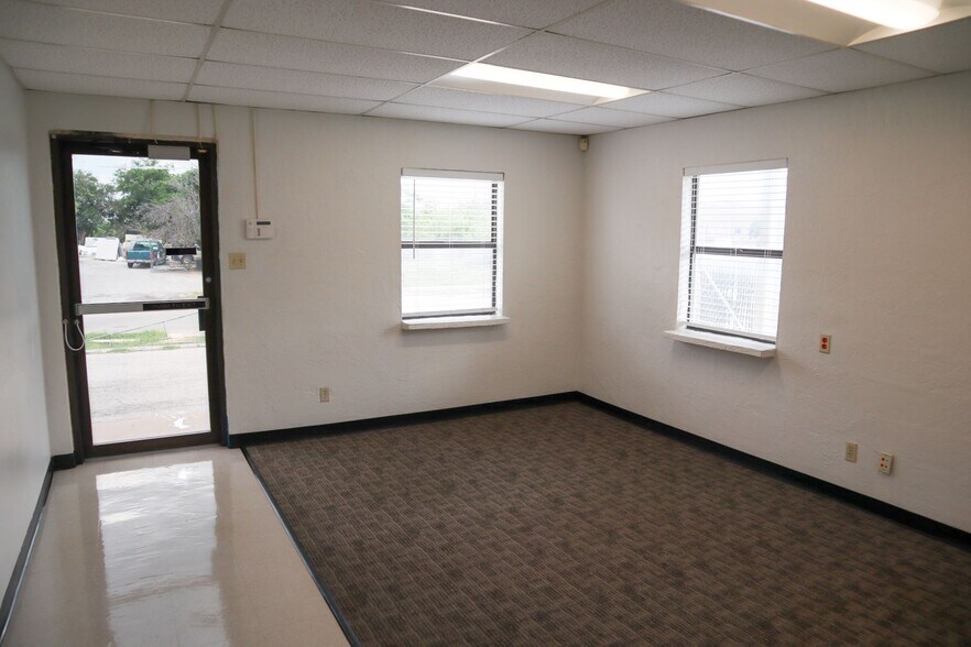 More Photos Of 9807 McCullough Ave, San Antonio Showroom For Sale