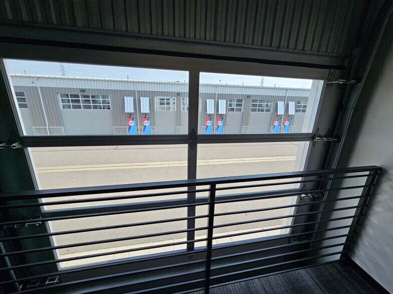 More Photos Of 208 Chicane Ln, Pontiac Showroom For Sale