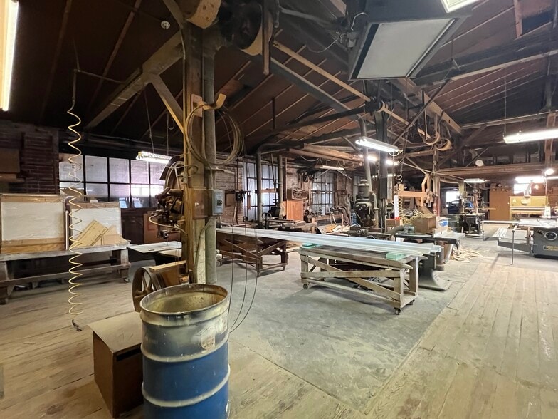 More Photos Of 1110 Dewey St, New Albany Flex For Sale