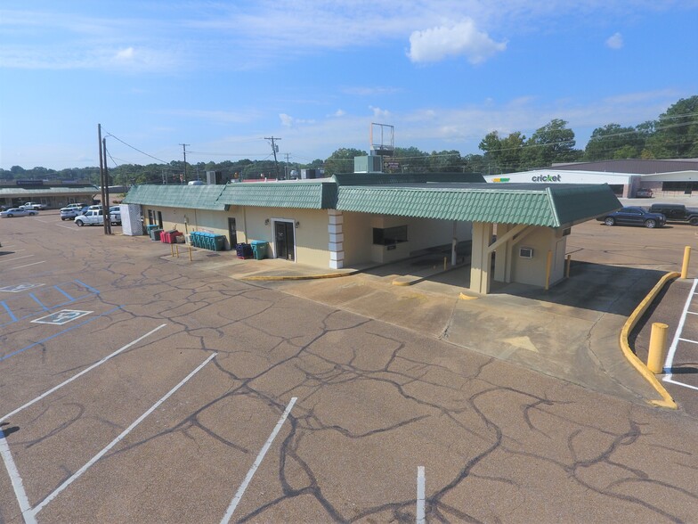 More Photos Of 1716-1770 Commerce St, Grenada Unknown For Lease