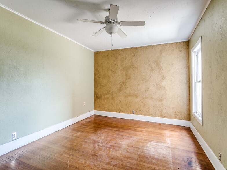 More Photos Of 5832 Live Oak St, Dallas Freestanding For Sale