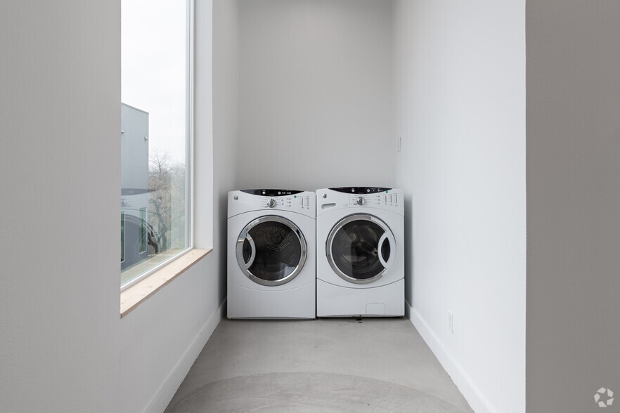 More Photos Of 707 W Commerce St, Dallas Apartments For Sale