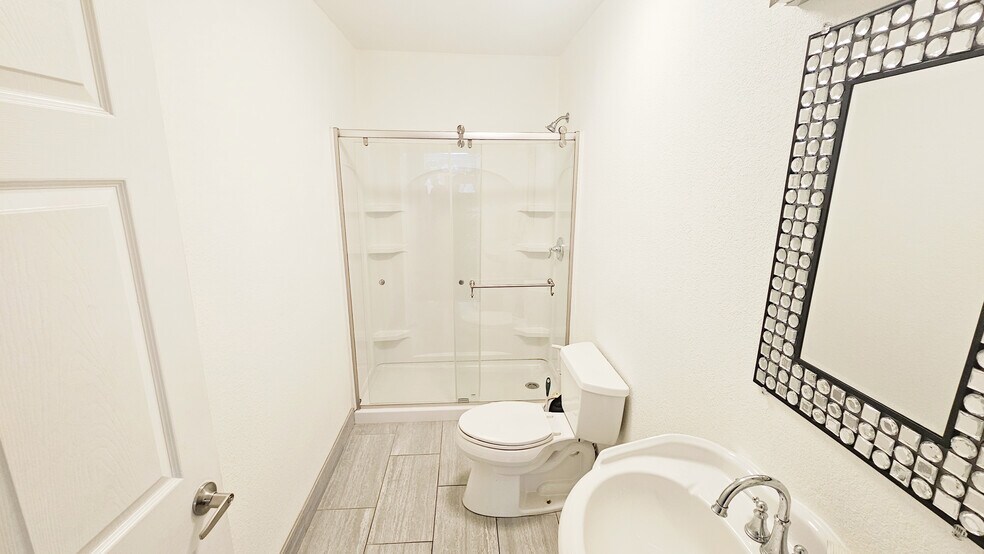 More Photos Of 306-308 Roberts Ln, Bakersfield Storefront Retail Residential For Sale