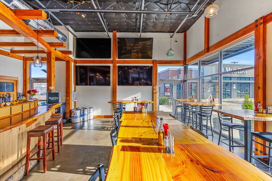 More Photos Of 555 9th St NW, Salem Bar For Lease