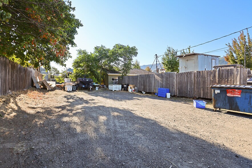 More Photos Of 216 W Steuben St, Cook General Retail For Sale