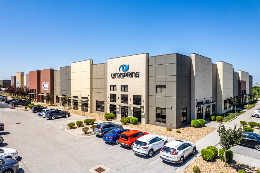 Primary Photo Of 2884-2900 NE Independence Ave, Lee's Summit Showroom For Lease