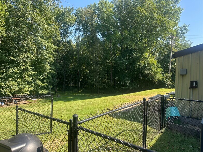 More Photos Of 115 W Concord Dr, Clarksville Flex For Sale