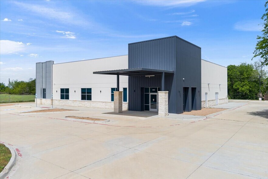 Primary Photo Of 901 McClintic Dr, Groesbeck Medical For Sale