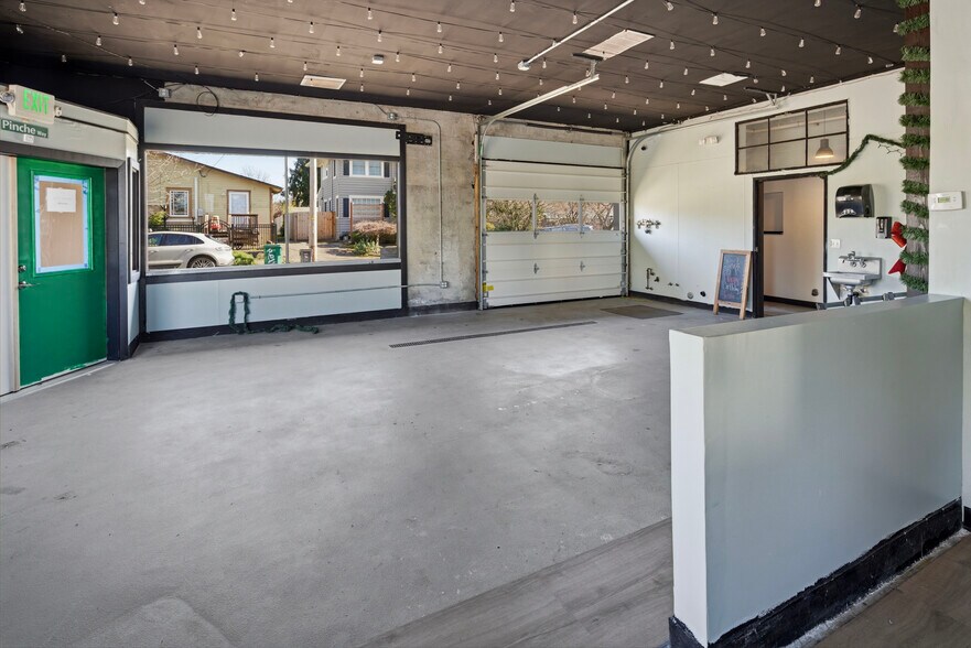 More Photos Of 5824-5846 NE Sandy Blvd, Portland Restaurant For Sale