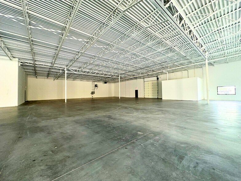 More Photos Of 120 Business Pk Dr, Hudson Oaks Warehouse For Lease